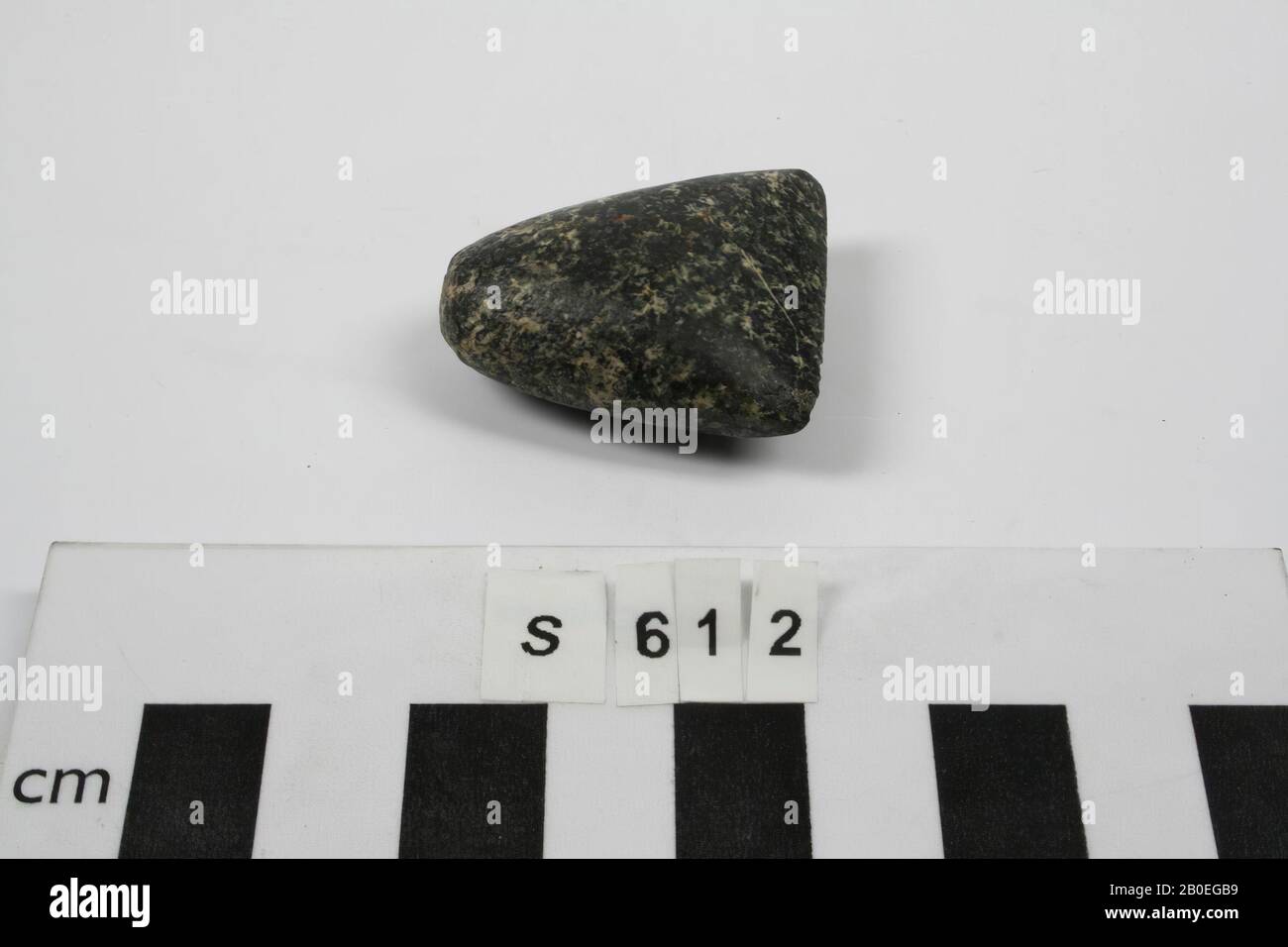 Un'ascia triangolare in pietra, ampia portata al taglio., utensile, arma, pietra, L 3,5 cm, Turchia Foto Stock
