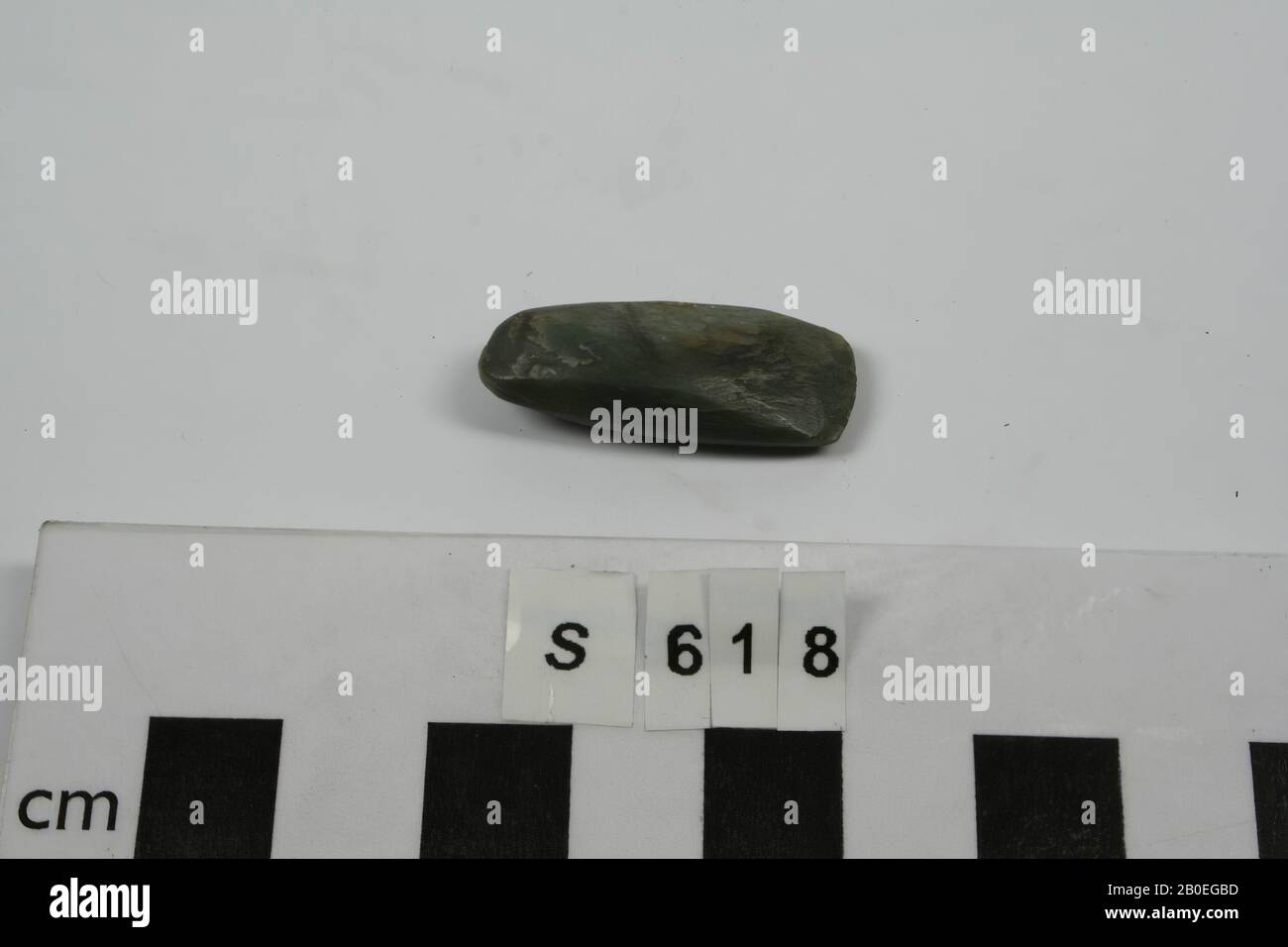 Scalpello a pietra allungata o ascia, utensili, arma, pietra, L 3 cm, W 1,3 cm, Spessore 0,8 cm, tacchino Foto Stock
