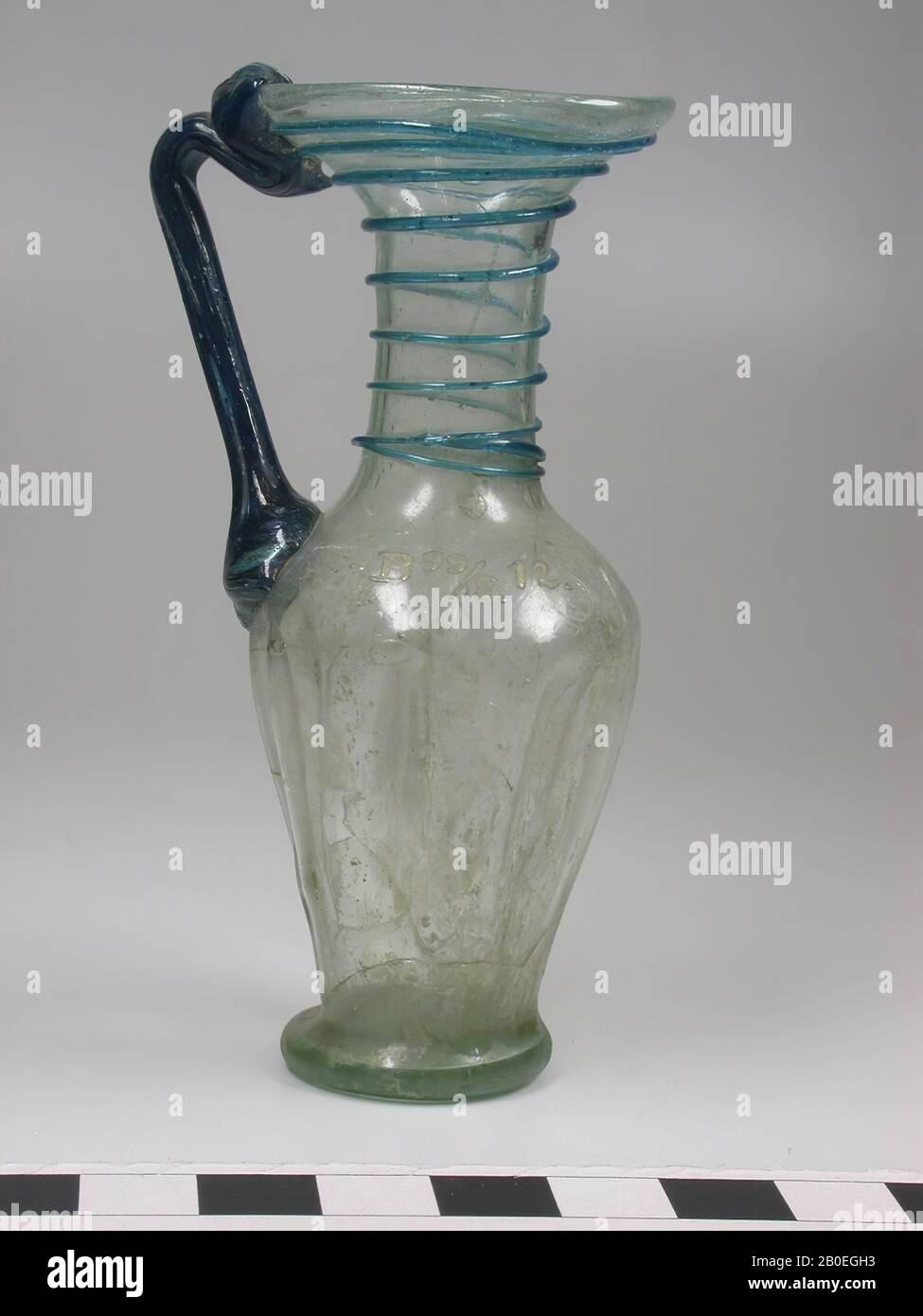 Brocca in vetro soffiato con piede, il ventre decorato con ammaccature. L'auricolare è in vetro blu-verde scuro. Bocca e collo sono decorati con filo di vetro blu-verde, stoviglie, vetro, H 9,5 cm, Israele, Palestina Foto Stock