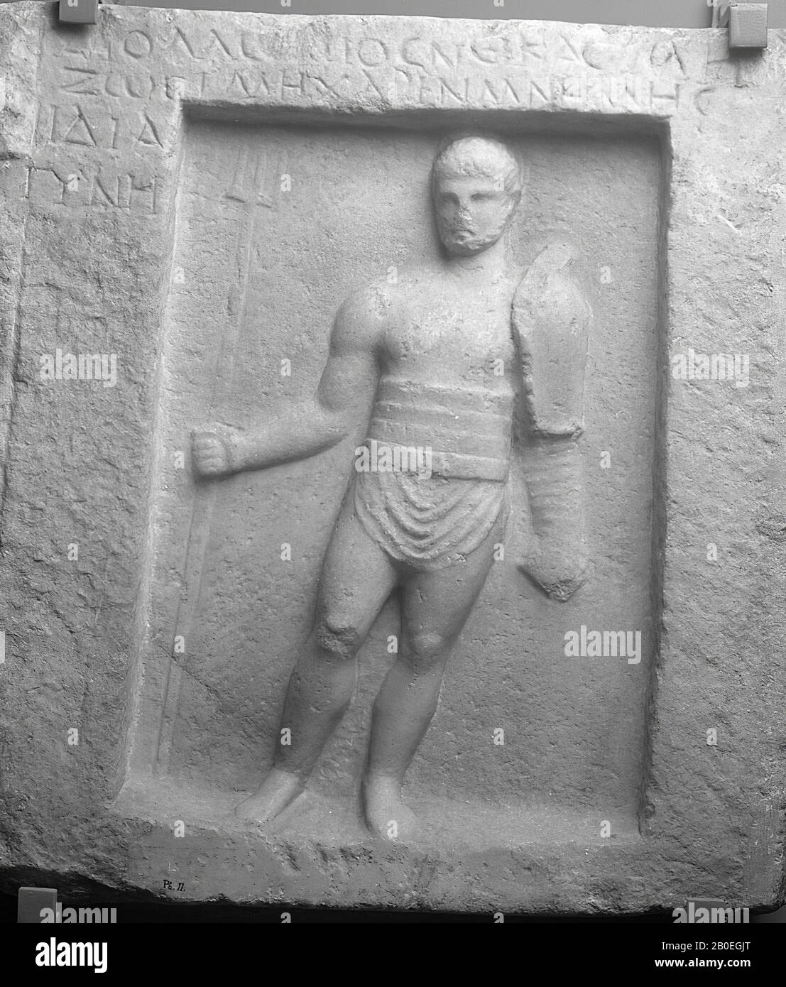 Lapide quasi quadrata con campo profondo, in cui è raffigurato il defunto, frontale. L'uomo indossa una barba corta ed è vestito solo con un panno di loincloth. Il braccio sinistro è coperto alla spalla da una cappa, l'avambraccio passa attraverso. In d, scultura, pietra, marmo, 47 cm, 200-250 DC, sconosciuto Foto Stock