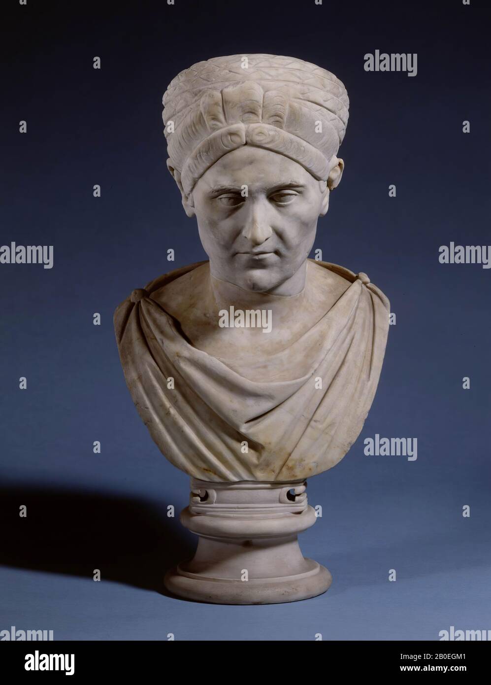 Ritratto testa di una donna con capelli alti, che cade in due file di ricci lungo le tempie. Le caratteristiche del viso sono tetro, busto donna, busto ritratto, marmo, 48 x 17 cm, età imperiale 100-125 DC, sconosciuto Foto Stock