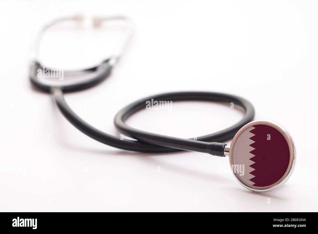 Concetto di assistenza sanitaria in Qatar. Stetoscopio medico con bandiera del paese Foto Stock