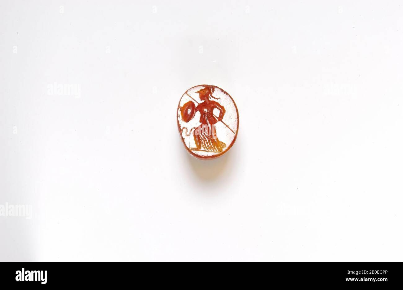 La dea Helmeted Minerva ha una lancia nella sua mano sinistra e nella sua mano destra uno scudo con cui corre a sinistra. Un serpente sembra squirm davanti al suo ginocchio. (Fatt. Libro: Guerriero ...)., Gem, intaglio, ringstone, stone, carnelian, colore: Arancio, trasparente, Forma: Ovale, in piedi, Lavorato: Maaskant-Kleibink, M., Catalogo delle gemme incise nel Royal Coin Cabinet, 1978, p.60, fig.2, tipo F5, 2nd - 3rd secolo DC. 100-300 d.C., Paesi Bassi, Limburgo, sconosciuto, sconosciuto Foto Stock