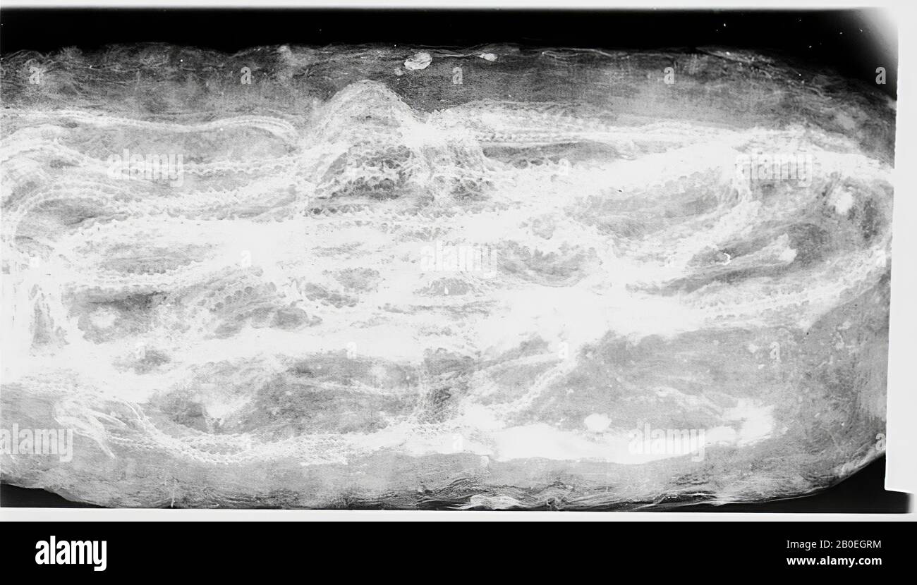 serpente, confezione rettangolare appiattita con estremità arrotondate, avvolta in un unico foglio o in un lino medio-fine (tessitura a tabby con trama a trama, circa 13 x 34 fili Foto Stock