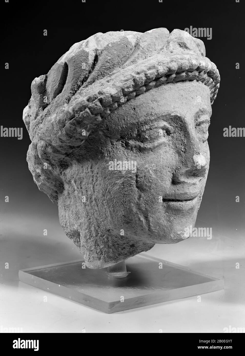 Capo di un uomo con un sorriso arcaico., testa, testa degli uomini ciprioti, calcare, 13,2 cm, classico -470 Foto Stock