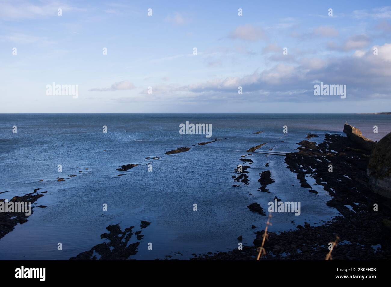 St ANDREWS, SCOZIA - 17/2/2020 - una vista sul mare del nord con il molo di St Andrews sulla destra della cornice Foto Stock