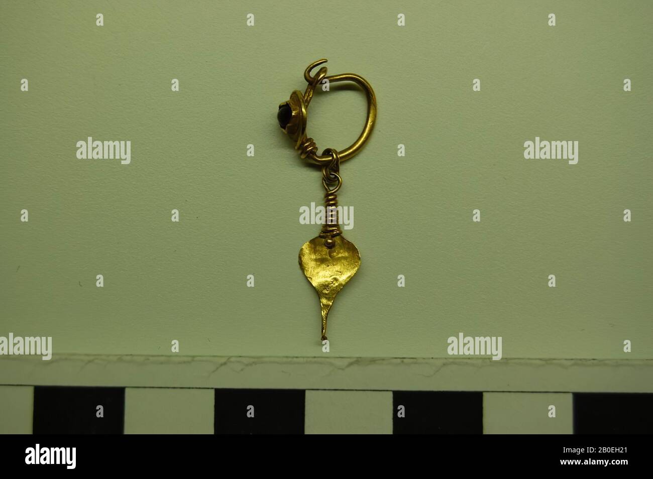 Orecchini con granata in cartouche rotonda e pendente a forma di freccia con top., Orecchini, oro, granato, 3,3 x 1,2 cm, 100 Foto Stock