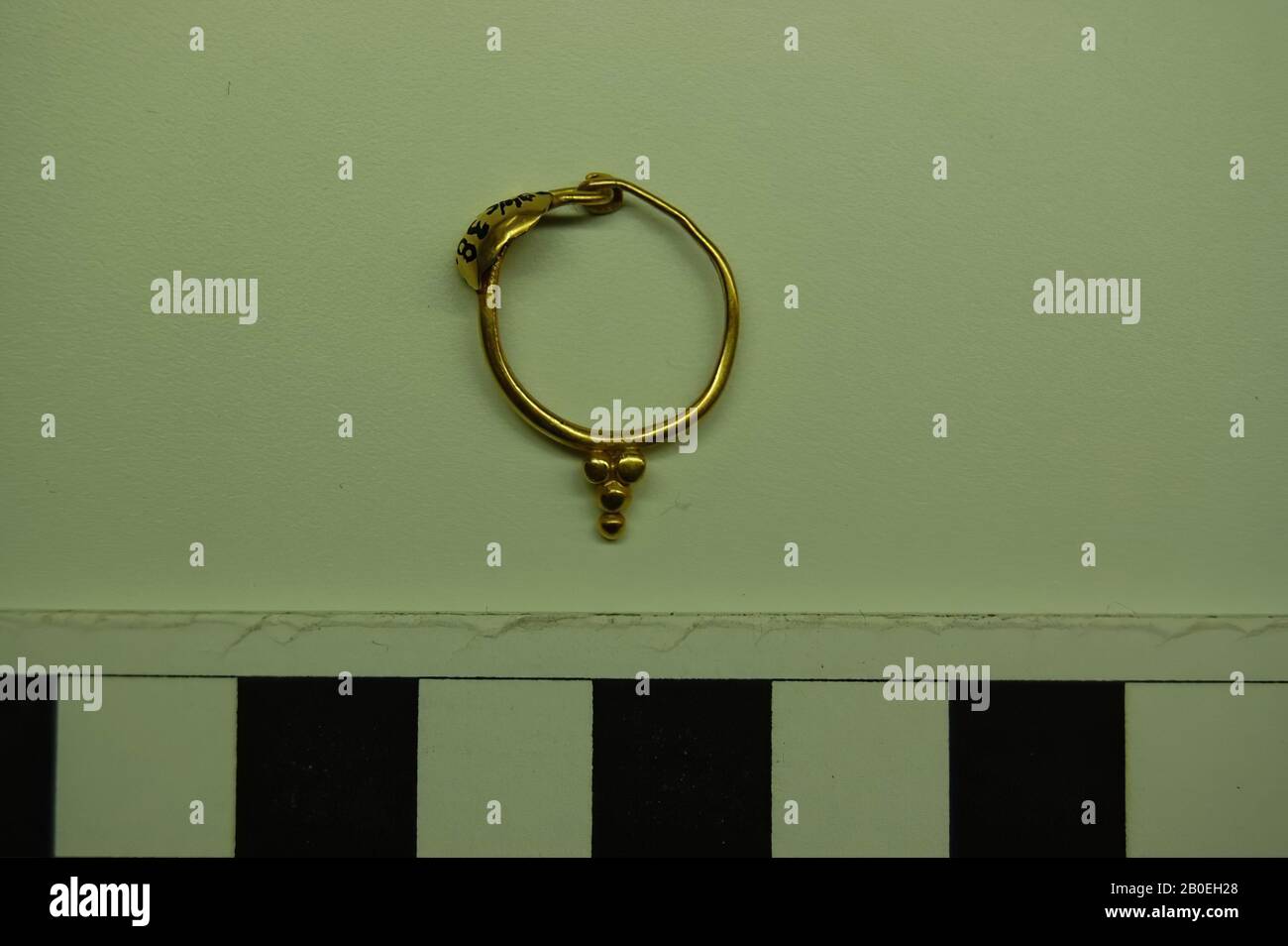 auricolare con piccolo schermo ovale a sfera, il fondo dell'anello è decorato con 5 palline, orecchini, oro, 2,0 cm, ø 1,5 cm, 100 Foto Stock