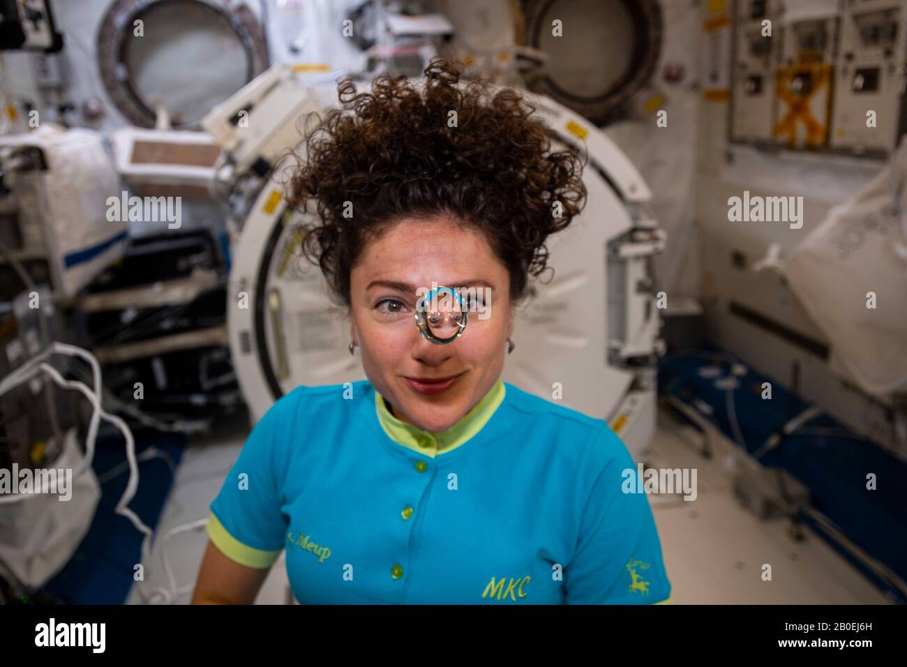 ISS - 9 Feb 2020 - astronauta della NASA e spedizione 62 l'ingegnere di volo Jessica Meir osserva una sfera galleggiante d'acqua formata dalla microgravità all'interno del Foto Stock