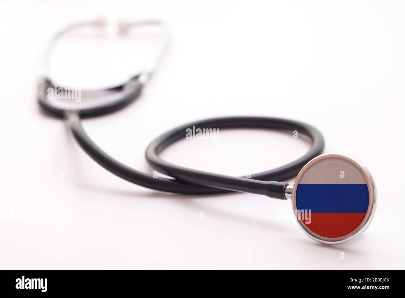 Concetto di assistenza sanitaria in Russia. Stetoscopio medico con bandiera del paese Foto Stock