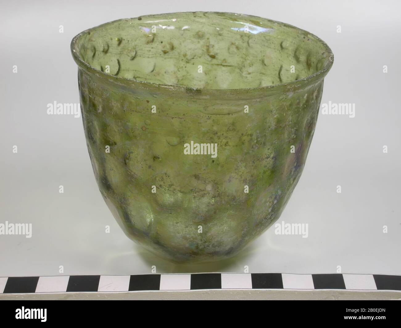 Coppa romana di vetro verde oliva con dentellature rotonde di varie dimensioni. Irritato., bicchiere, vetro, soffiato a stampo, 8 cm, IV Foto Stock