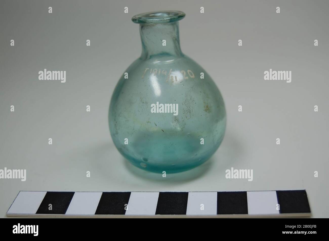 Bottiglia di vetro teal traslucido. Corpo ovoide che si fonde in un collo cilindrico con un bordo orizzontale. Il fondo è appena appiattito, bottiglia, vetro, 6 cm, Grecia Foto Stock