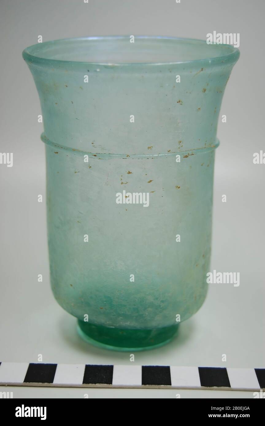 Coppa cilindrica romana LAA su piede discoidale, in vetro blu-verde. Con rilievo rotondo sottile, bicchiere, vetro, 11 cm, IV 300 Foto Stock