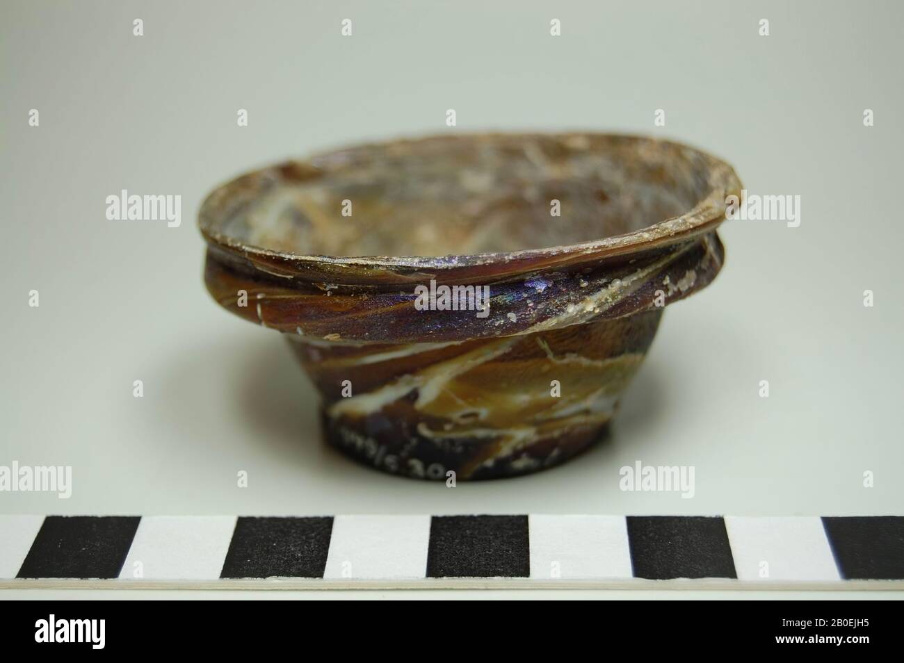 Pyxis con filo di vetro fuso, bicchiere di vetro piccolo con bordo sagomato a forma di fascia capovolto. Di agate che imitano vetro., Pyxis, vetro, 2,5 cm, i Foto Stock