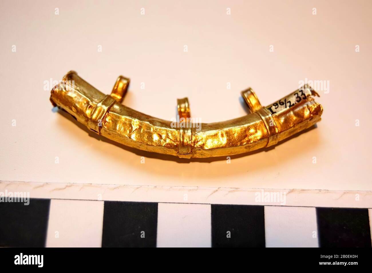 Pendente tubolare circolare esagonale dorato con tre anelli su di esso, appendiabiti, tubo, oro, 5,5 cm, ø 0,9 cm, 100 Foto Stock