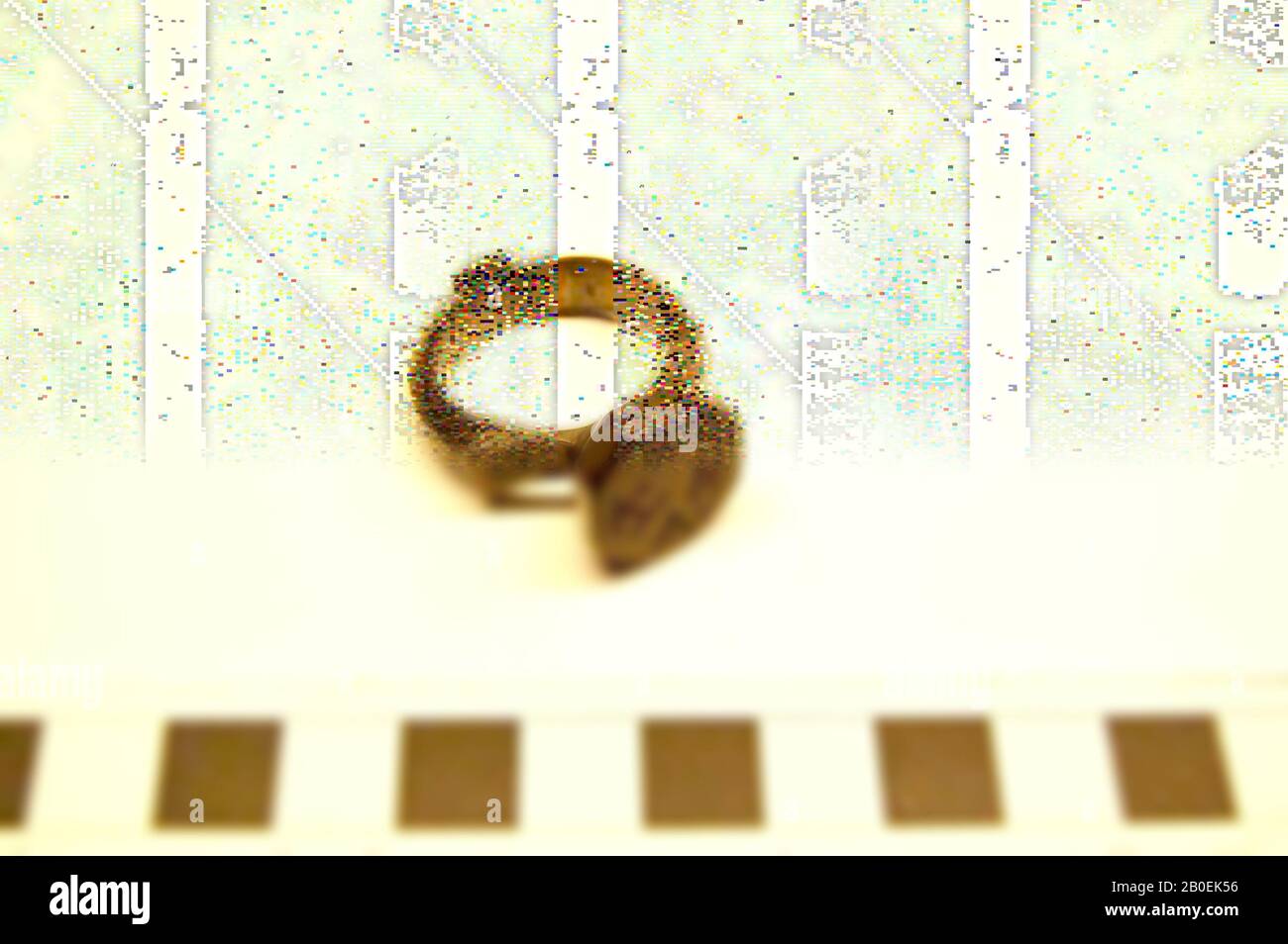 Anello d'argento con spalle e ventre ispessiti, grande francobollo ottagonale con un numero di lettere greche in esso, anello, anello di segnalazione, argento, 3,7 cm, ø 2,8 cm, Medioevo, bizantino 500 Foto Stock