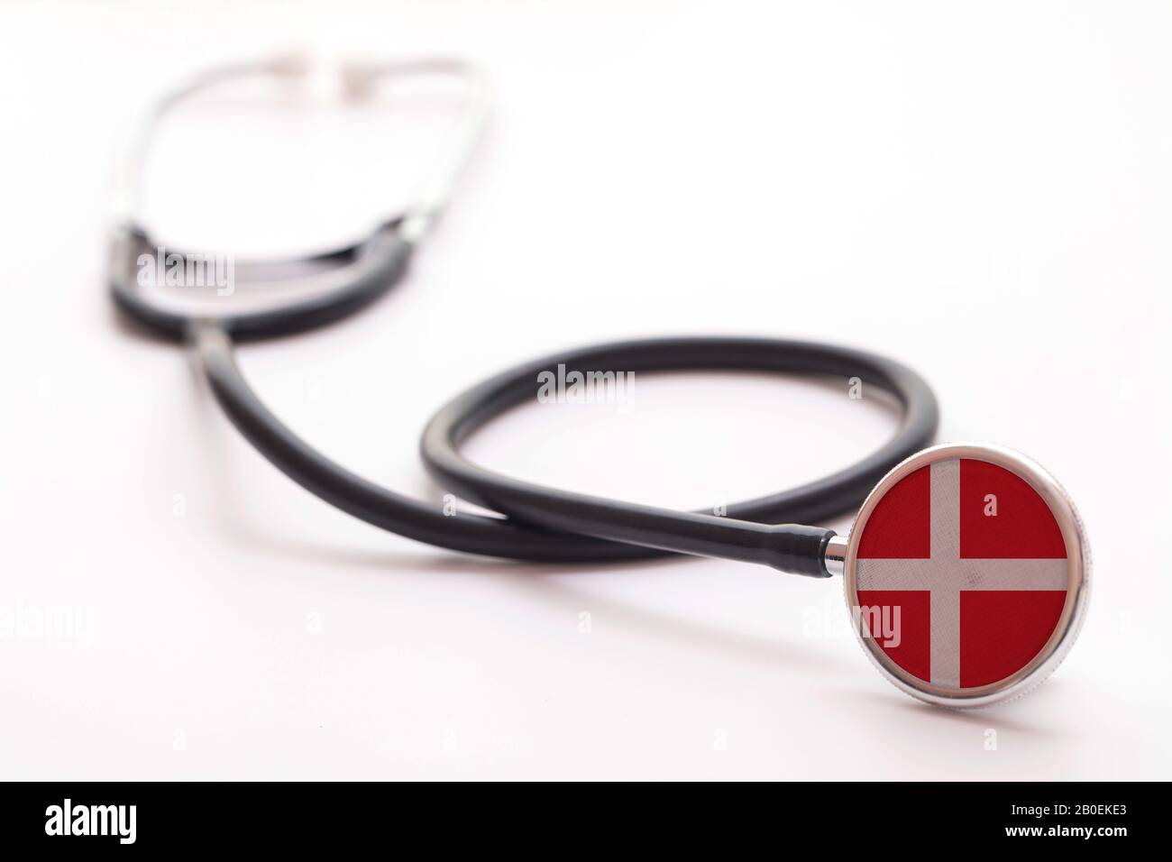 Concetto di assistenza sanitaria in Danimarca. Stetoscopio medico con bandiera del paese Foto Stock