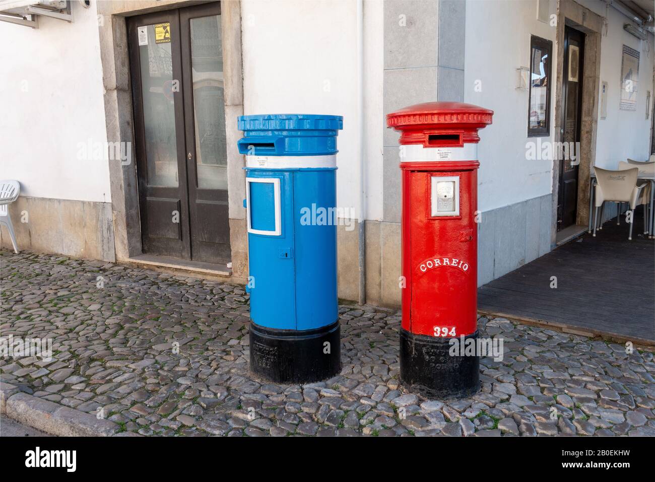 Old Cast Iron Blue E Red Portuguese Post Office Ctt Letterboxes Pillarboxes In Stile Britannico Foto Stock