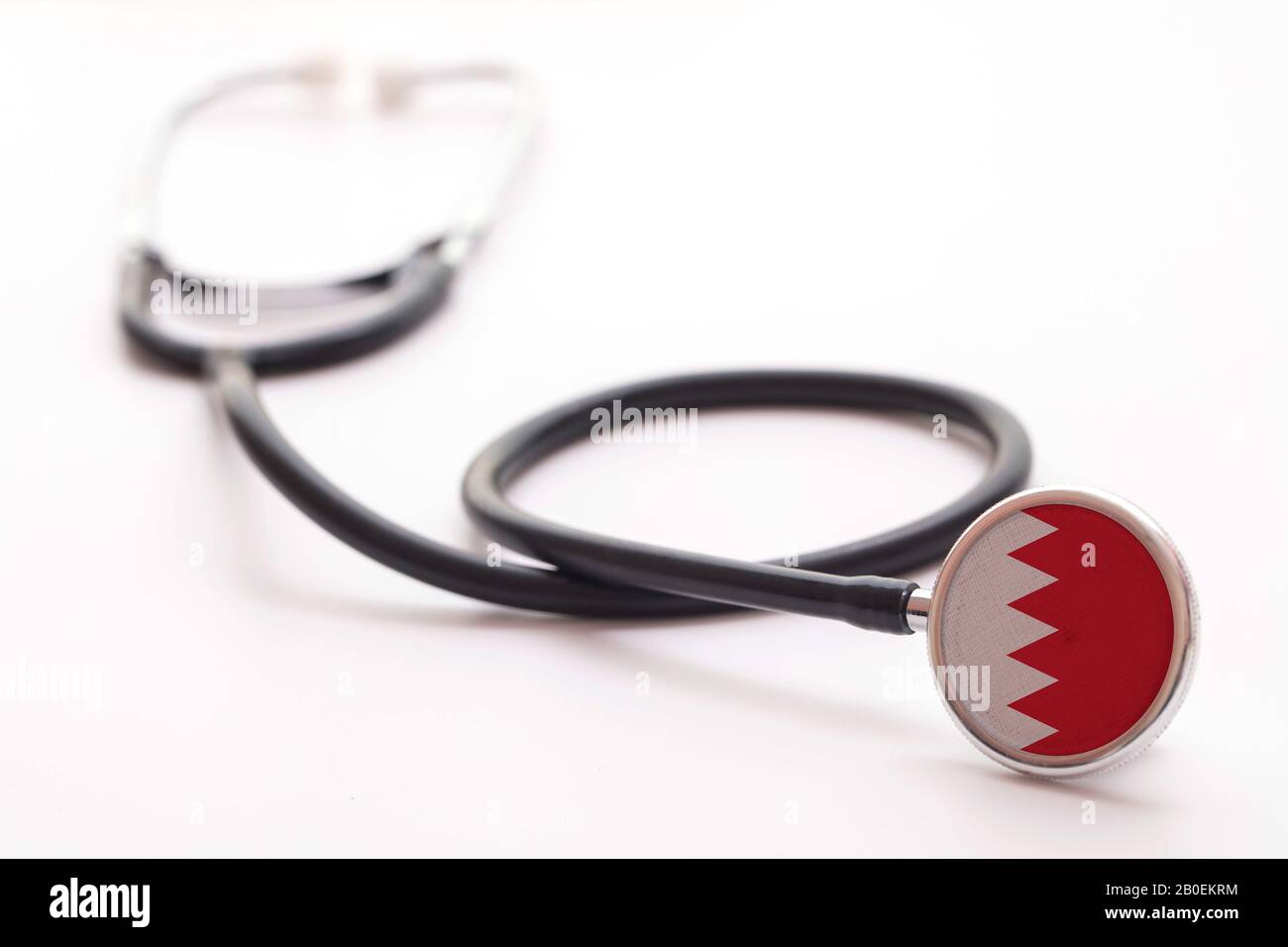 Concetto sanitario del Bahrain. Stetoscopio medico con bandiera del paese Foto Stock