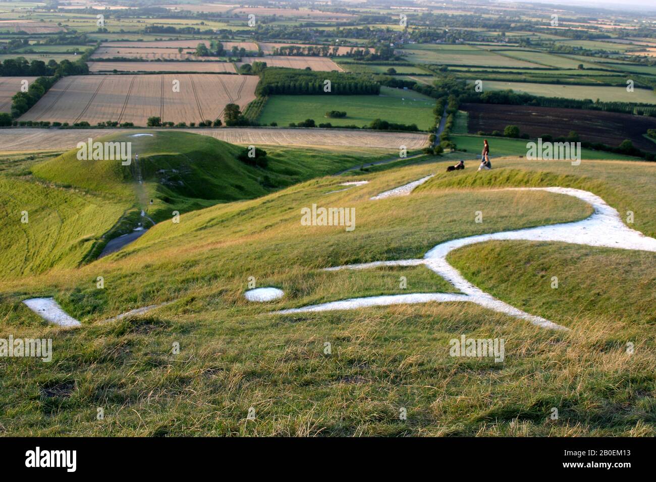 Persone che ammirano la vista su White Horse Hill nel Wiltshire, Regno Unito Foto Stock