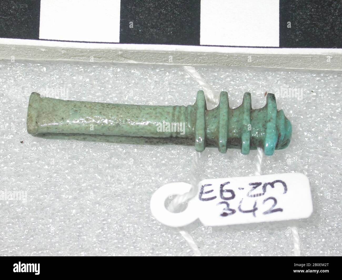 Colonna Djed, amulet, geroglifo, faence, 3,2 x 0,6 cm, Egitto Foto Stock