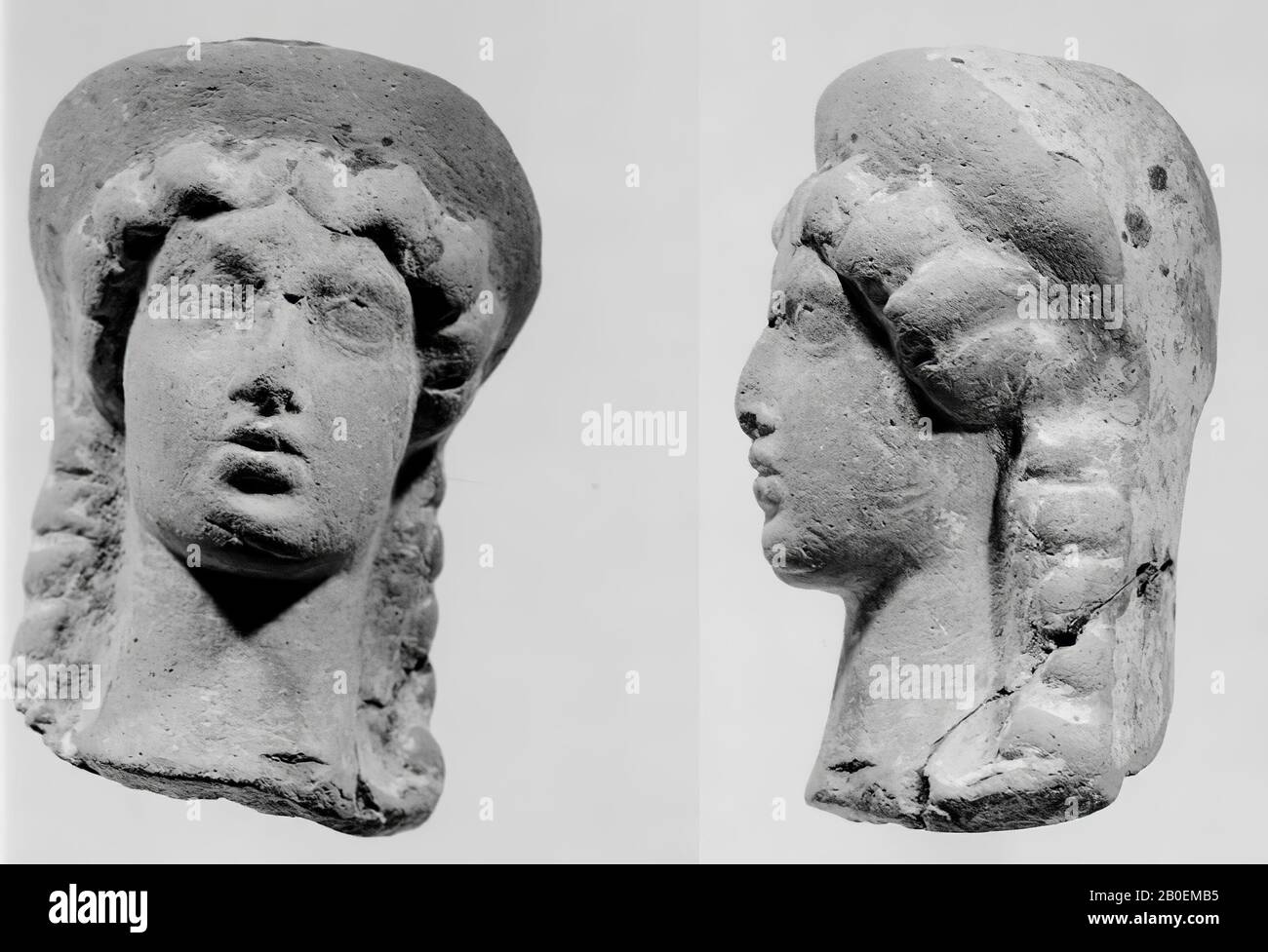Testa da donna con capelli appesi e polo. Leggermente danneggiato., Figurina, frammento, testa, terracotta, terracotta, 6 cm, classico -460 Foto Stock