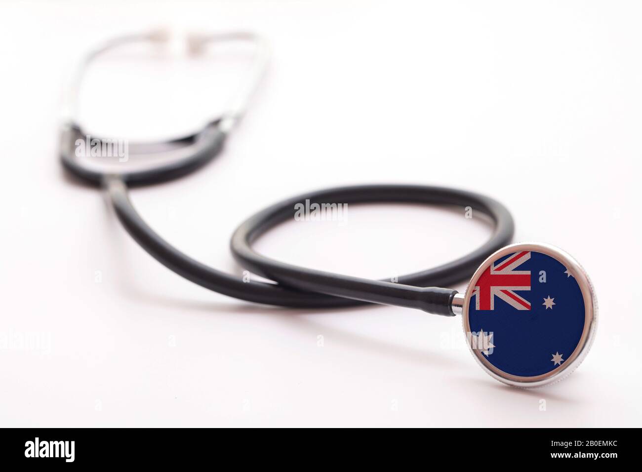 Concetto di assistenza sanitaria in Australia. Stetoscopio medico con bandiera del paese Foto Stock