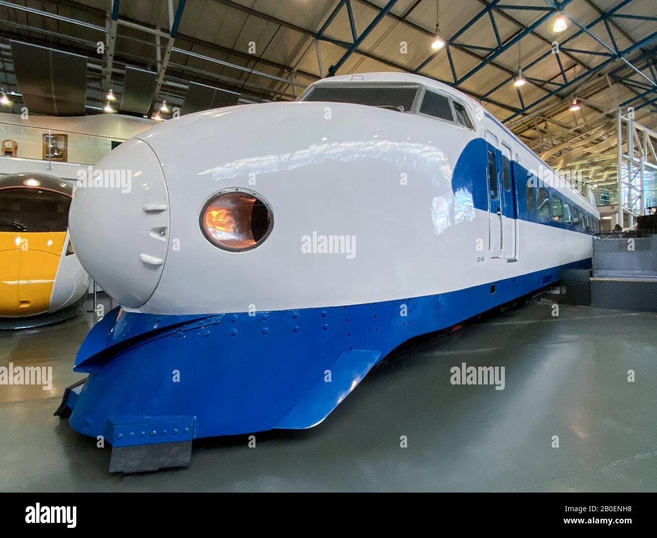 Un originale Shinkansen Bullet Train (circa 1968) nel National Railway Museum di York, in Inghilterra. Oltre i 50 anni di storia dello Shinkansen, portando con sé le sue origini Foto Stock