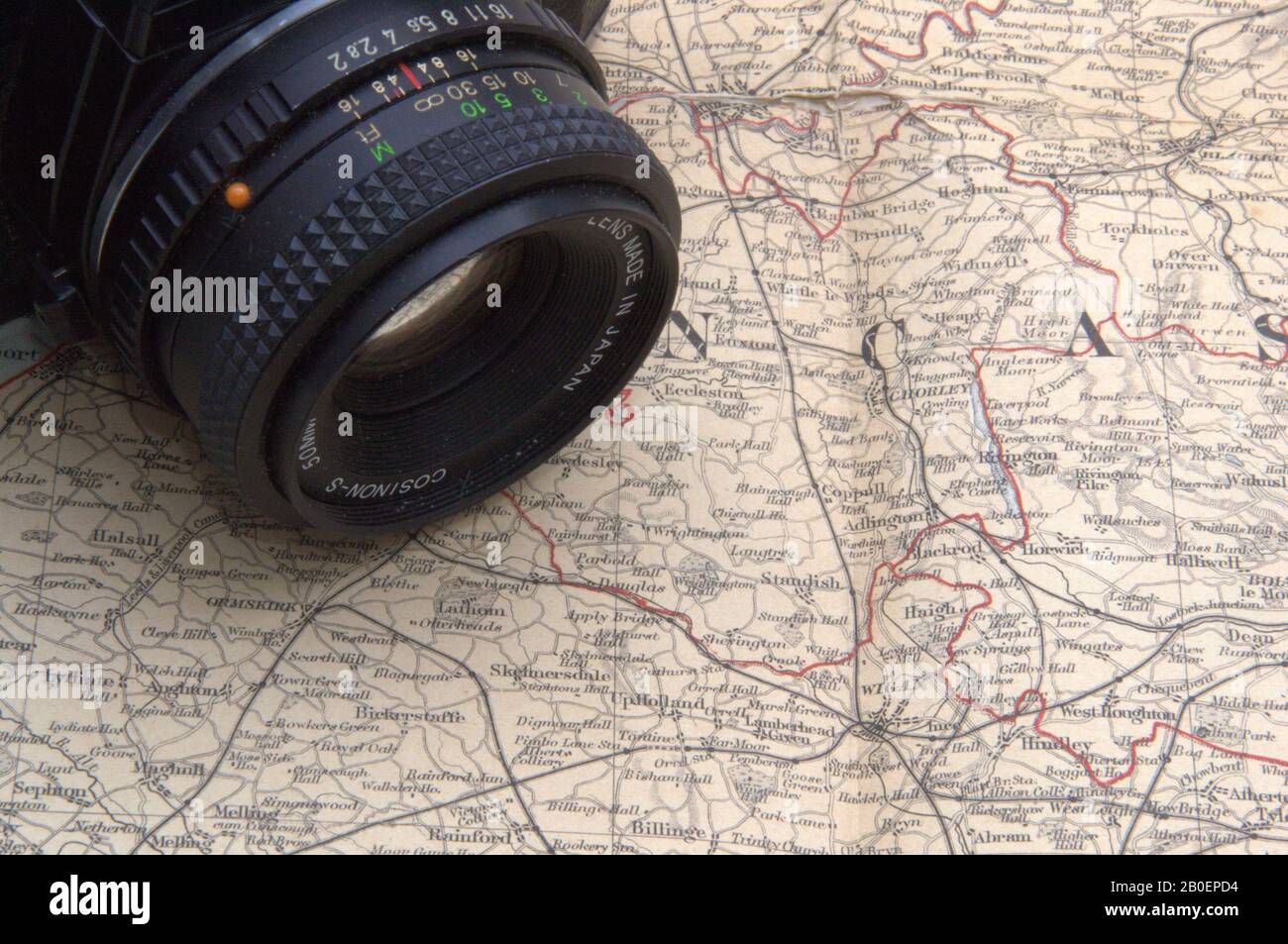 Obiettivo di una fotocamera reflex su un'antica mappa del 19th ° secolo di parte del Lancashire, Regno Unito. Foto Stock