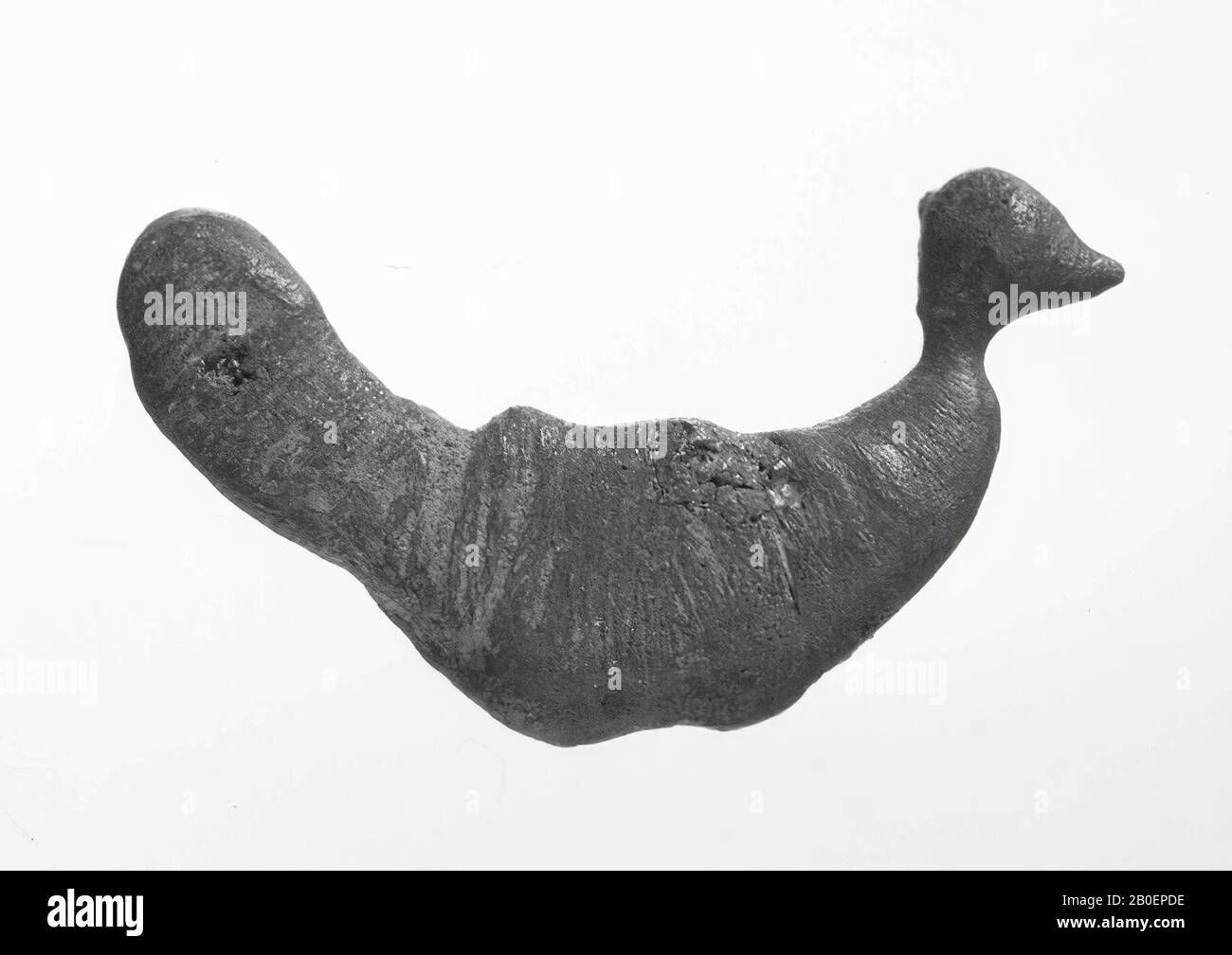 Fusione in bronzo a forma di uccello, con testa e coda. La forma della coda ricorda un phallus. Forse un amuleto. Roman, amulet, metallo, bronzo, lunghezza: 4,2 cm, roman 1-100, Olanda, Zuid-Holland, Rotterdam, Rozenburg Foto Stock