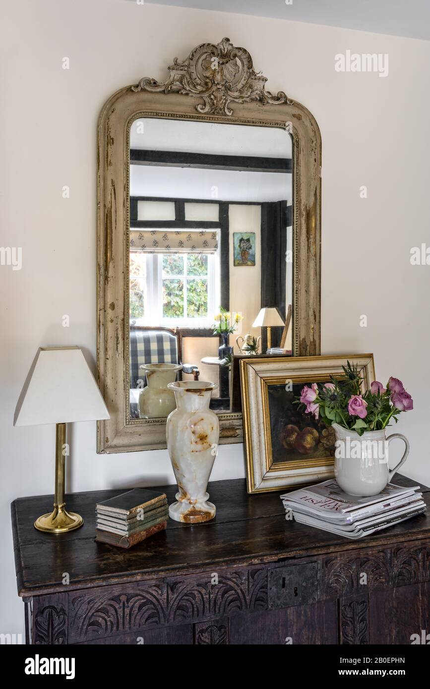 18th secolo Inglese intagliato bara di quercia con specchio dipinto e dorato Foto Stock