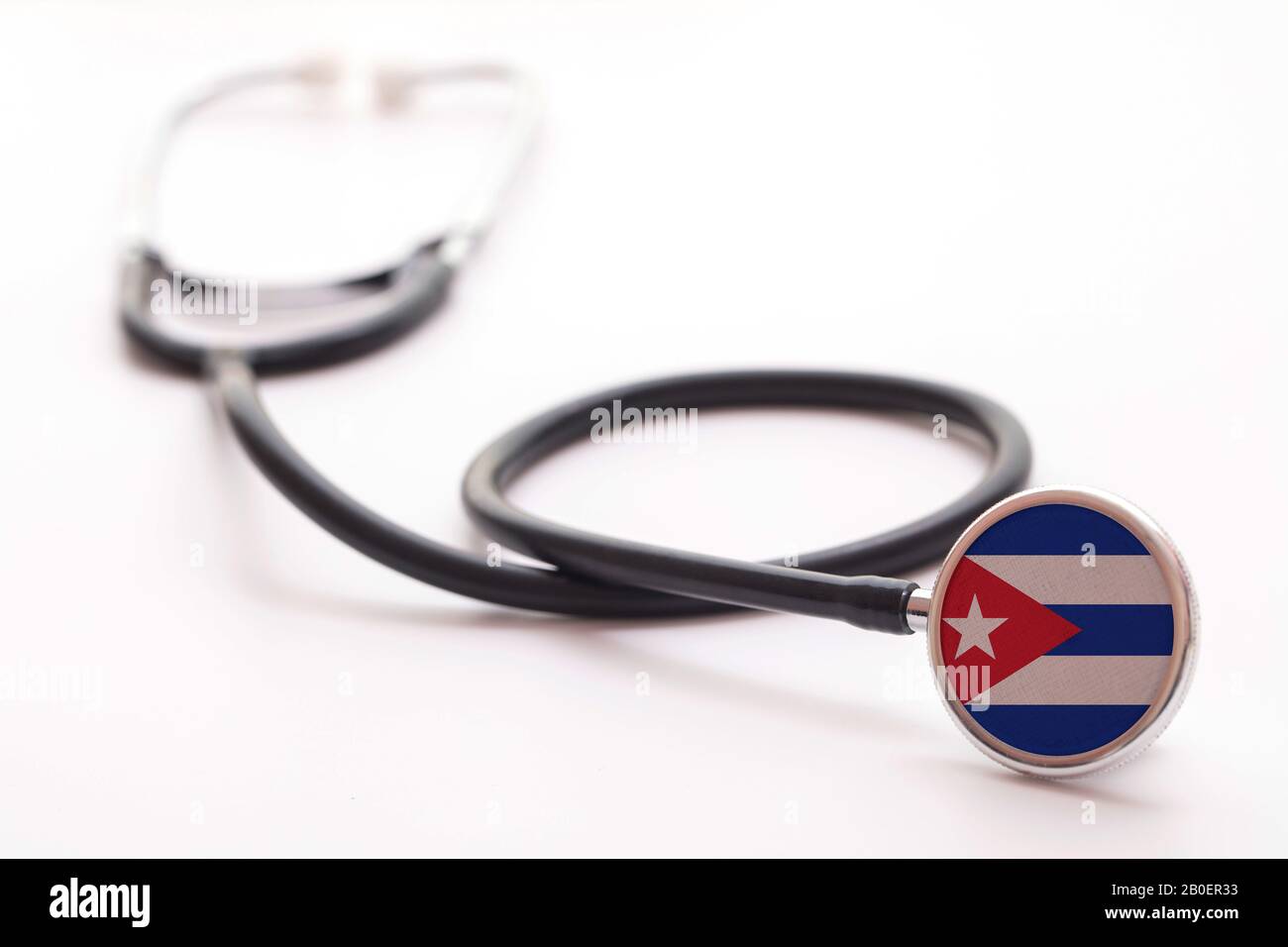Concetto di assistenza sanitaria a Cuba. Stetoscopio medico con bandiera del paese Foto Stock