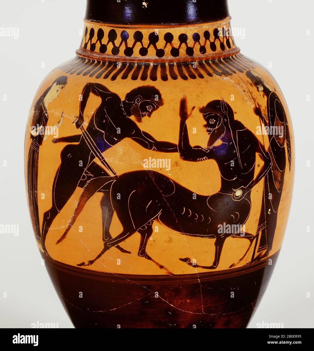 Attico nero-figura oinoochoe. Decorazione di Heraces inseguinig teh centaur Nessos. A sinistra Dieaneira, a sinistra un vecchio. Accanto alla Classe del Vaticano 440. Soffitta oinochoë figurato nero con rappresentazione nel pannello centrale: Herakles, inseguendo Nessos. L'eroe afferra il centauro dal braccio e sta per trafiggerlo con la sua spada. Sulla sinistra Deianeira vede l'esito della lotta. On, vaso, oinochoë, terracotta, inquadrato nero, Attico, 20,1 × 12 cm, Altri: 11 cm (4 5 Foto Stock