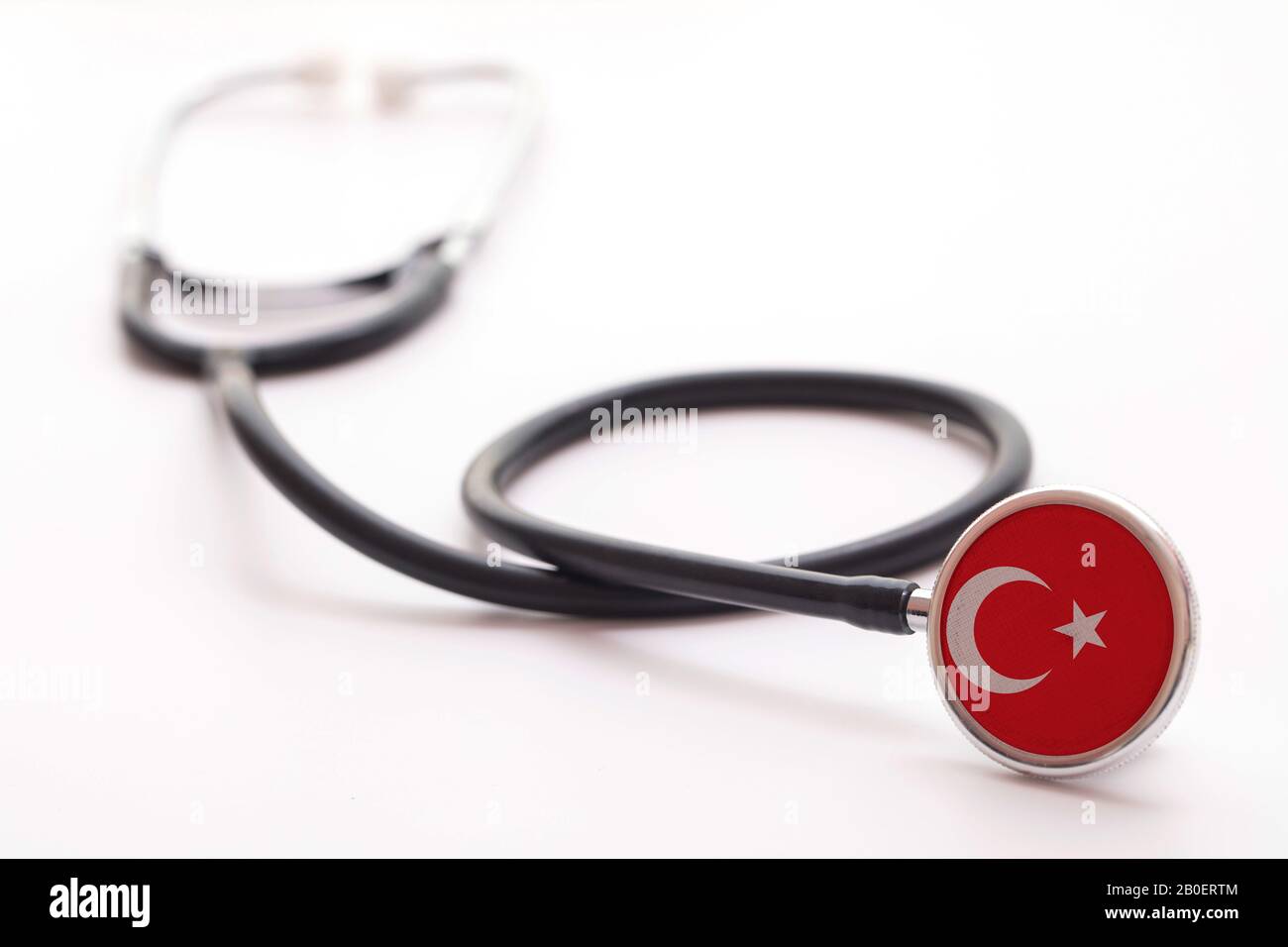 Concetto di assistenza sanitaria in Turchia. Stetoscopio medico con bandiera del paese Foto Stock