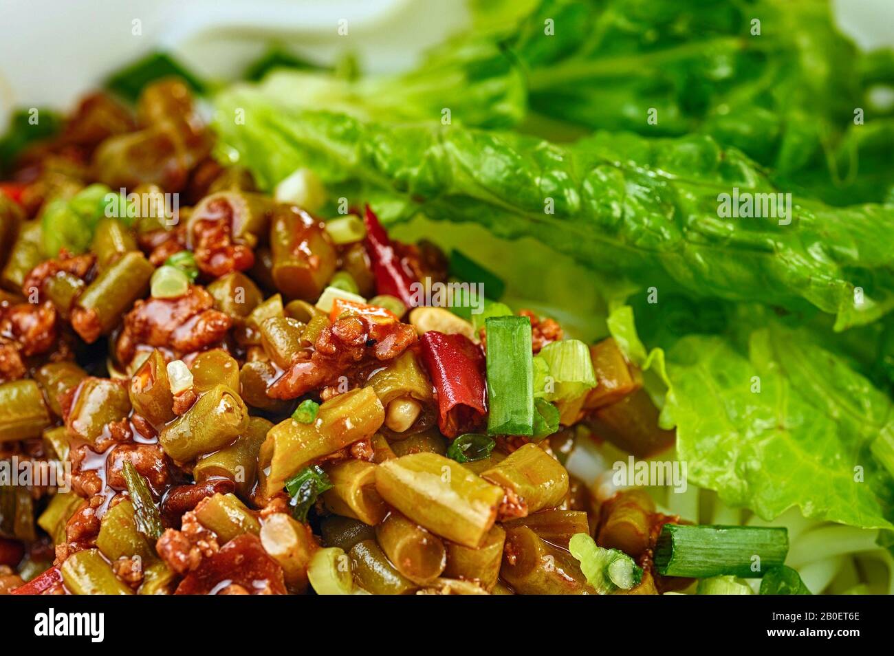 Vista macro su carne e verdure gustose Foto Stock