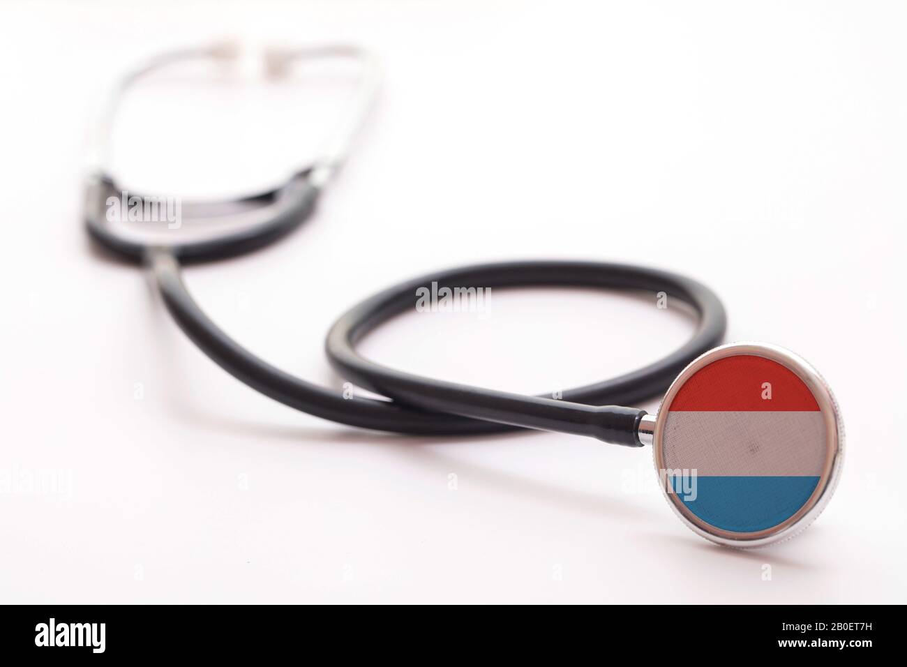 Concetto di assistenza sanitaria in Lussemburgo. Stetoscopio medico con bandiera del paese Foto Stock