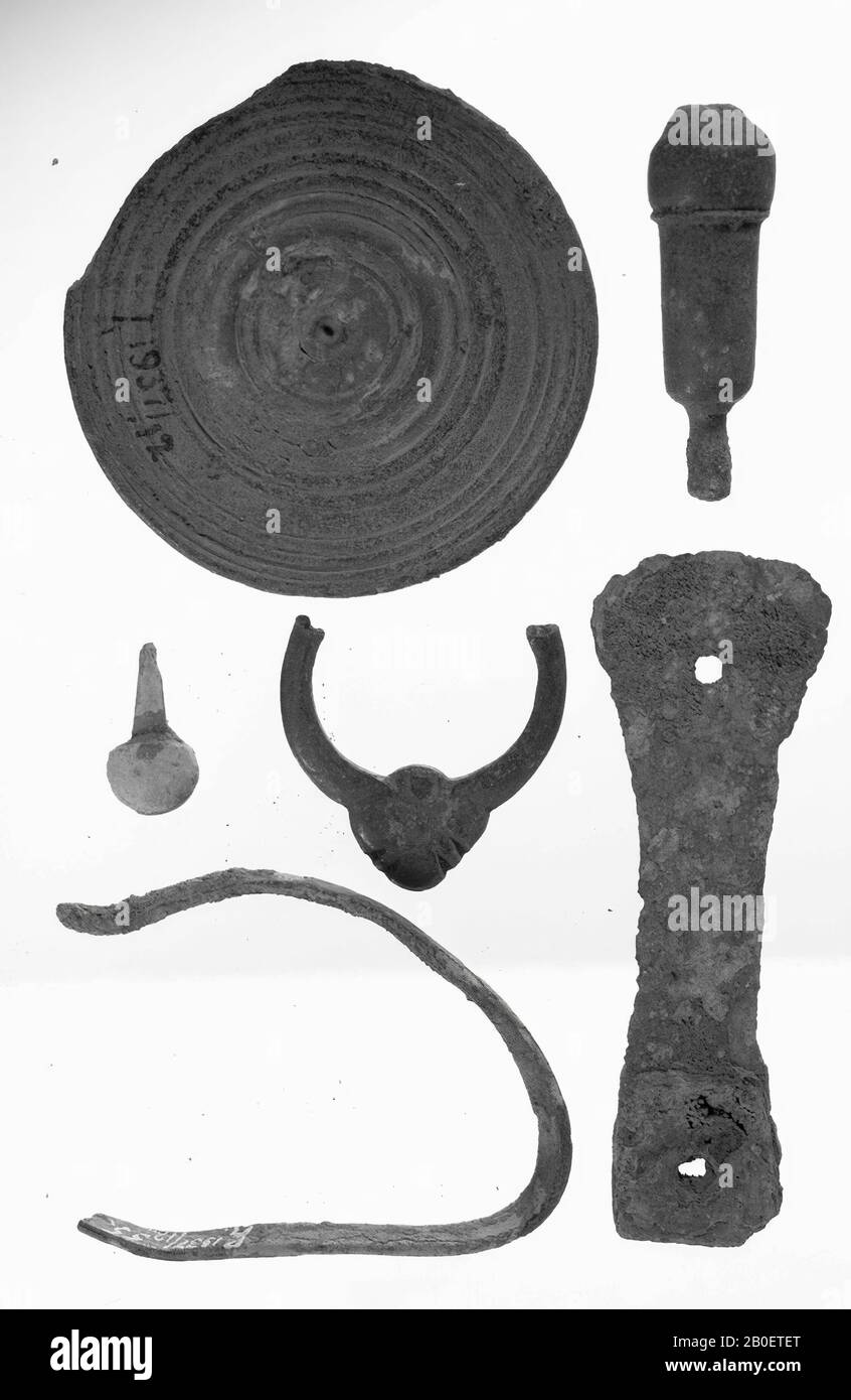 Bronzo, specchio rotondo. Un lato è decorato con cerchi concentrici, l'altro lato è stato lucidato una volta liscio. Questo lato è convesso, così che più è stato specchiato che in una superficie perfettamente piatta., Specchio, metallo, bronzo, diam. 5,4 Cm, Roman 100-250, Paesi Bassi, Olanda Meridionale, L'Aia, L'Aia, Ockenburg Foto Stock