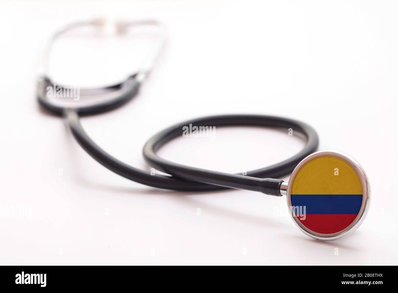 Colombia concetto di assistenza sanitaria. Stetoscopio medico con bandiera del paese Foto Stock