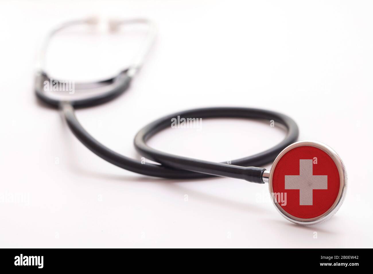 Il concetto sanitario della Svizzera. Stetoscopio medico con bandiera del paese Foto Stock