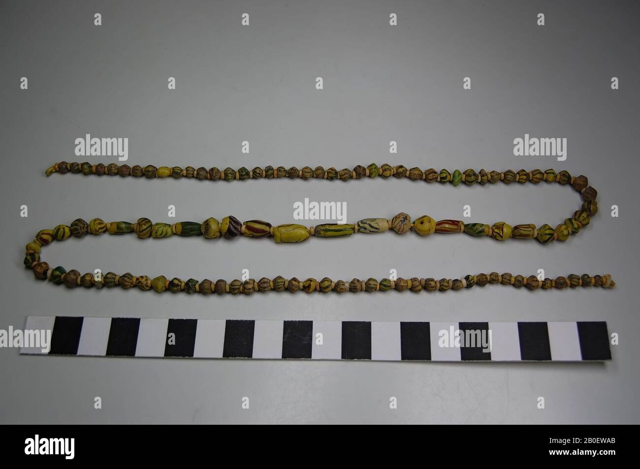 stringa di perline, stringa di perline costituita da 217 perline di vetro a strisce principalmente gialle e verdi. Sfere cilindriche irregolari, convesse, a doppio cono e smussate, di diverse dimensioni, alternate ciascuna con un piccolo anello di vetro opaco., Collana, vetro, diam. Ca. 20 cm, Periodo copto 1st-4th Secolo, Egitto Foto Stock