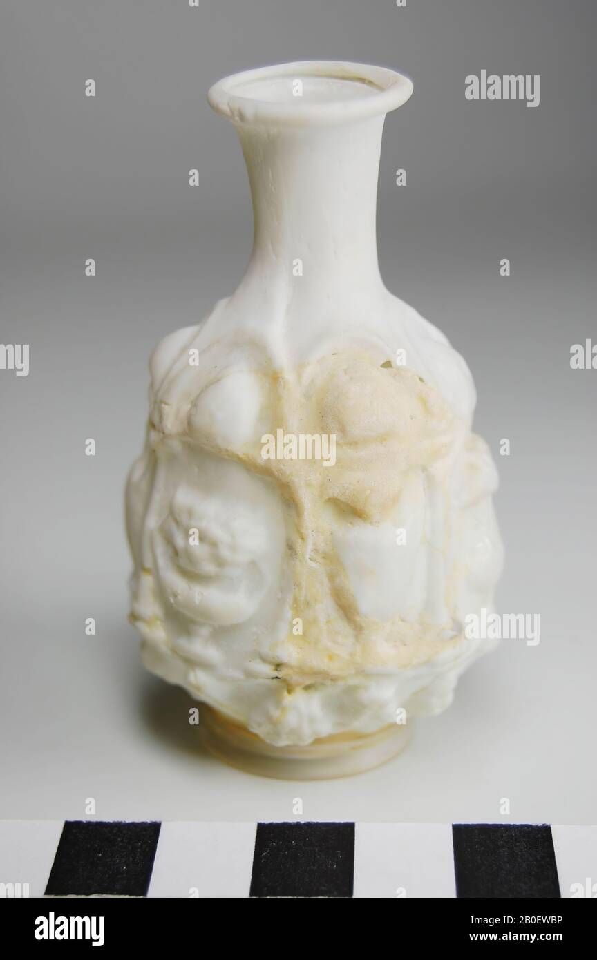 Flacone, flacone profumato, flacone profumato in vetro opaco bianco latte. Questa bottiglia appartiene probabilmente al gruppo del cosiddetto vetro Sidonico di Sidon, un importante centro di produzione del vetro situato sulla costa dell'attuale Libano., La bottiglia di rilievo ha un corpo esagonale che è decorato intorno, in rilievo, con un vaso e un'anfora alternati posti in una nicchia architettonica. Sotto la nicchia si trova una garland di grappoli di uva e fiori, sul lato superiore la decorazione è chiusa da un motivo triangolare racchiuso da lunette. Il collo cilindrico scorre leggermente e ha un verso l'esterno Foto Stock