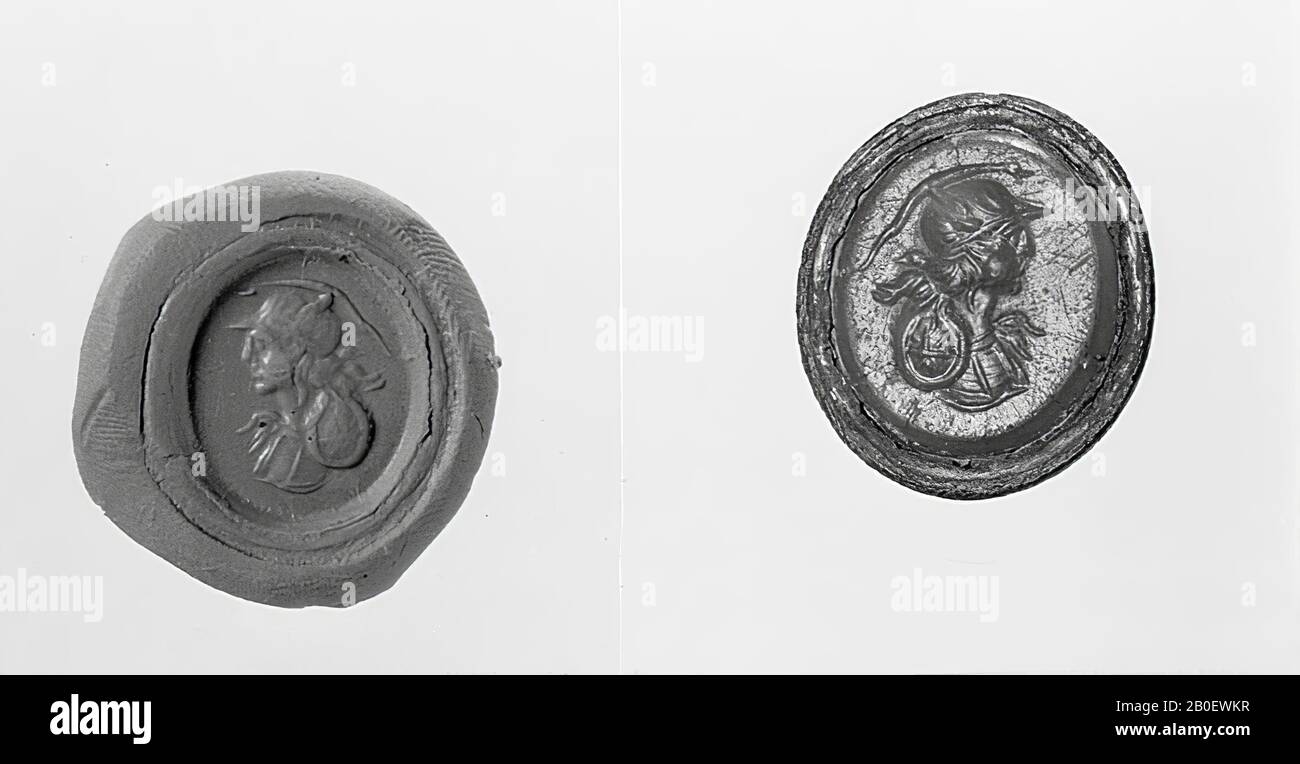Francobollo in bronzo con pietra rossa (carnelina) con intaglio, che rappresenta una testa a destra di una dea elmetata (Minerva o Roma?). I capelli lunghi cadono ondulati sulle spalle. Una piccola protezione rotonda sulla spalla destra. Il francobollo ha la forma di un calice con 6 foglie lancette saldate all'anello in bronzo in cui è collocata la pietra. Il bronzo reca tracce di doratura in molti luoghi., timbro, sigillo, metallo, bronzo, altezza: 1,9 cm, romano 1-300 ad, Paesi Bassi, Sud Olanda, Katwijk, Valkenburg, sulle rive del Reno Foto Stock