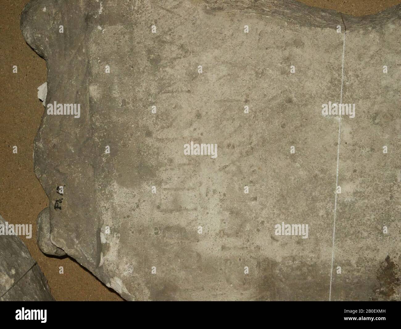 parte di altare votivo calcareo. Angolo superiore sinistro rotto, pista di riparazione da vedere. Parti destra e inferiore rotte. Sulla parte superiore della parte anteriore Foto Stock