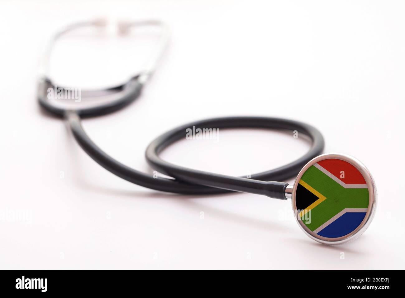 Concetto di assistenza sanitaria in Sudafrica. Stetoscopio medico con bandiera del paese Foto Stock