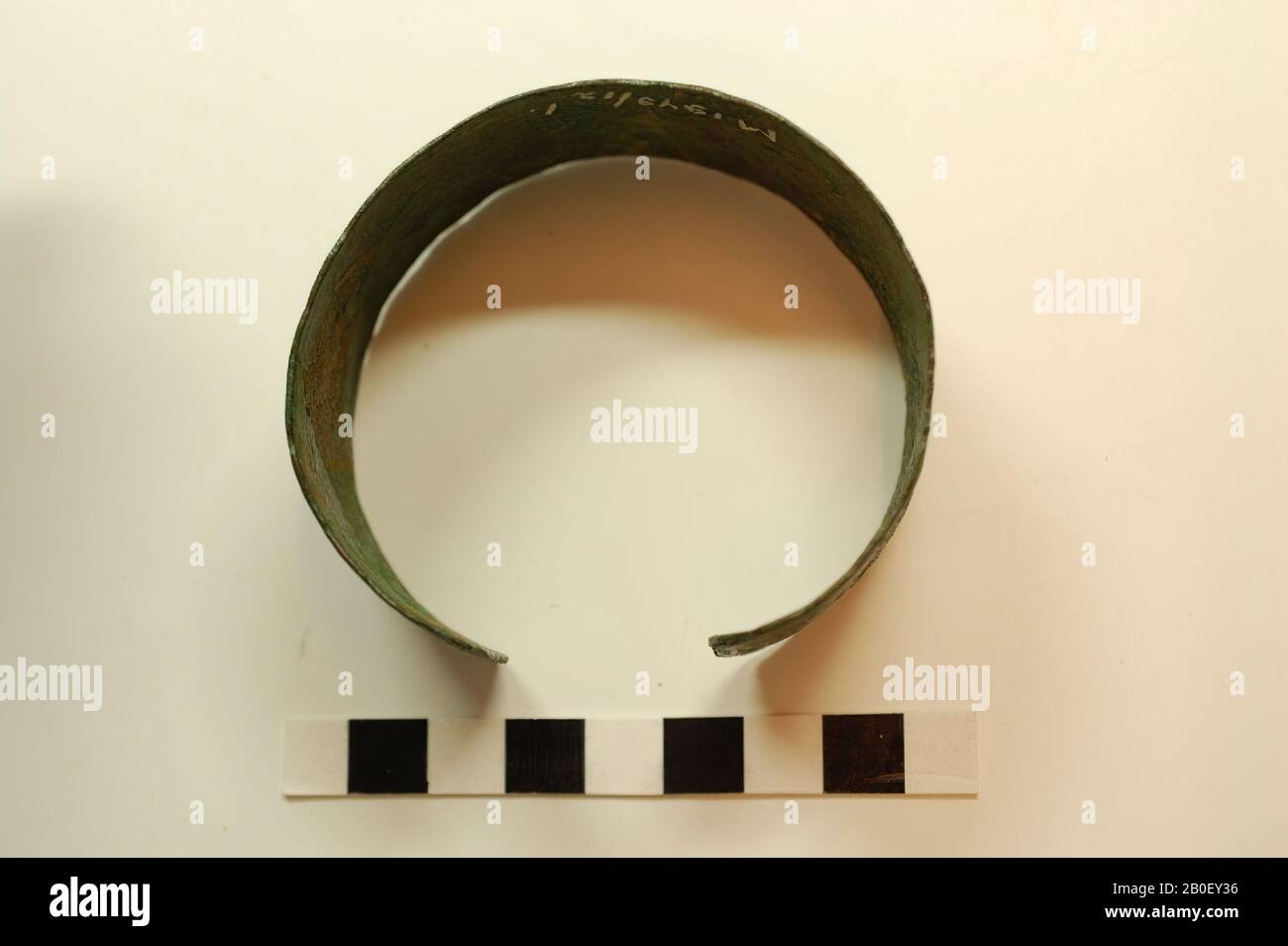 bracciale, metallo, bronzo, 7,0 x 6,2 x 3,1 cm, preistorico, sconosciuto, sconosciuto, sconosciuto, sconosciuto Foto Stock