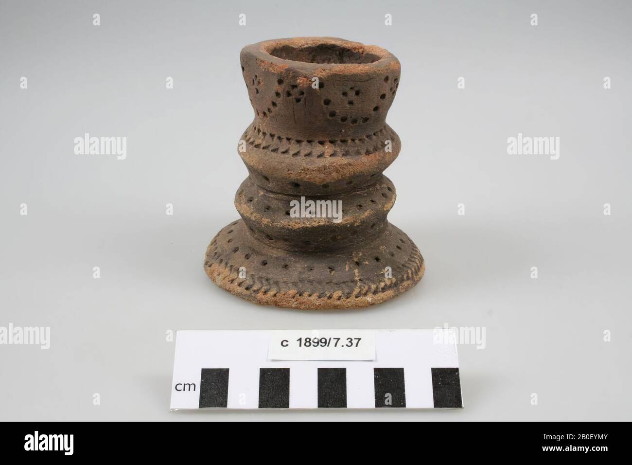 Ceramica crock, falso, falso, crogiolo, terracotta, h: 10 cm, diam: 9,5 cm, Olanda, Drenthe, Borger-Odoorn, Exloo Foto Stock