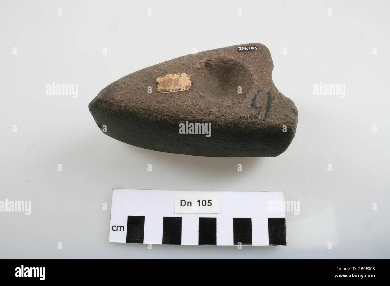 Pietra con l'inizio di un foro su un lato. Danni dall'altro lato, ascia, pietra, 5,5 x 5,5 x 11 cm, preistorico, Danimarca, sconosciuto, sconosciuto, sconosciuto Foto Stock