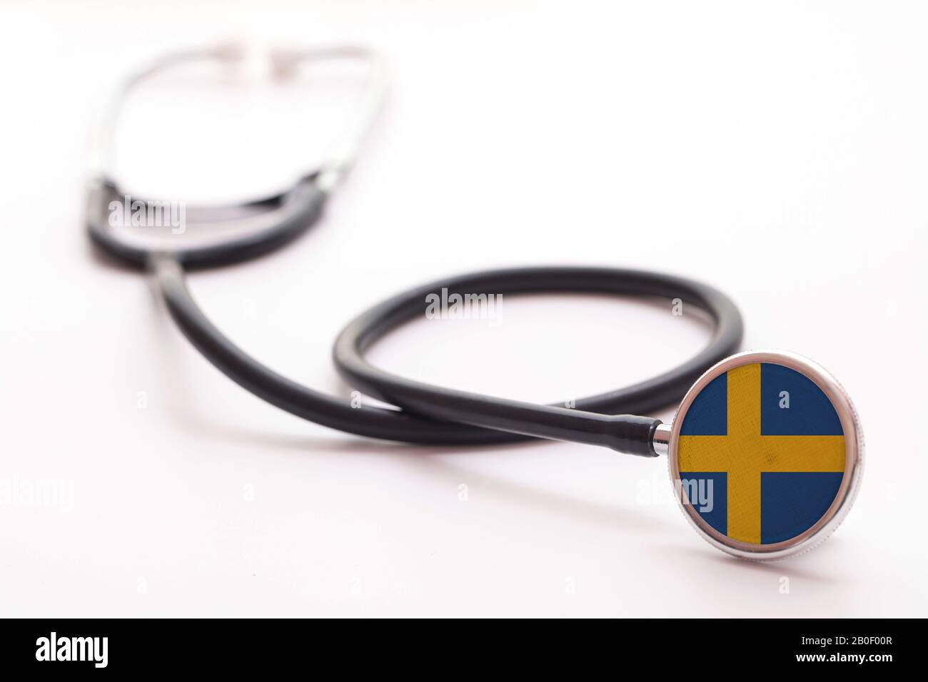 Concetto di assistenza sanitaria in Svezia. Stetoscopio medico con bandiera del paese Foto Stock