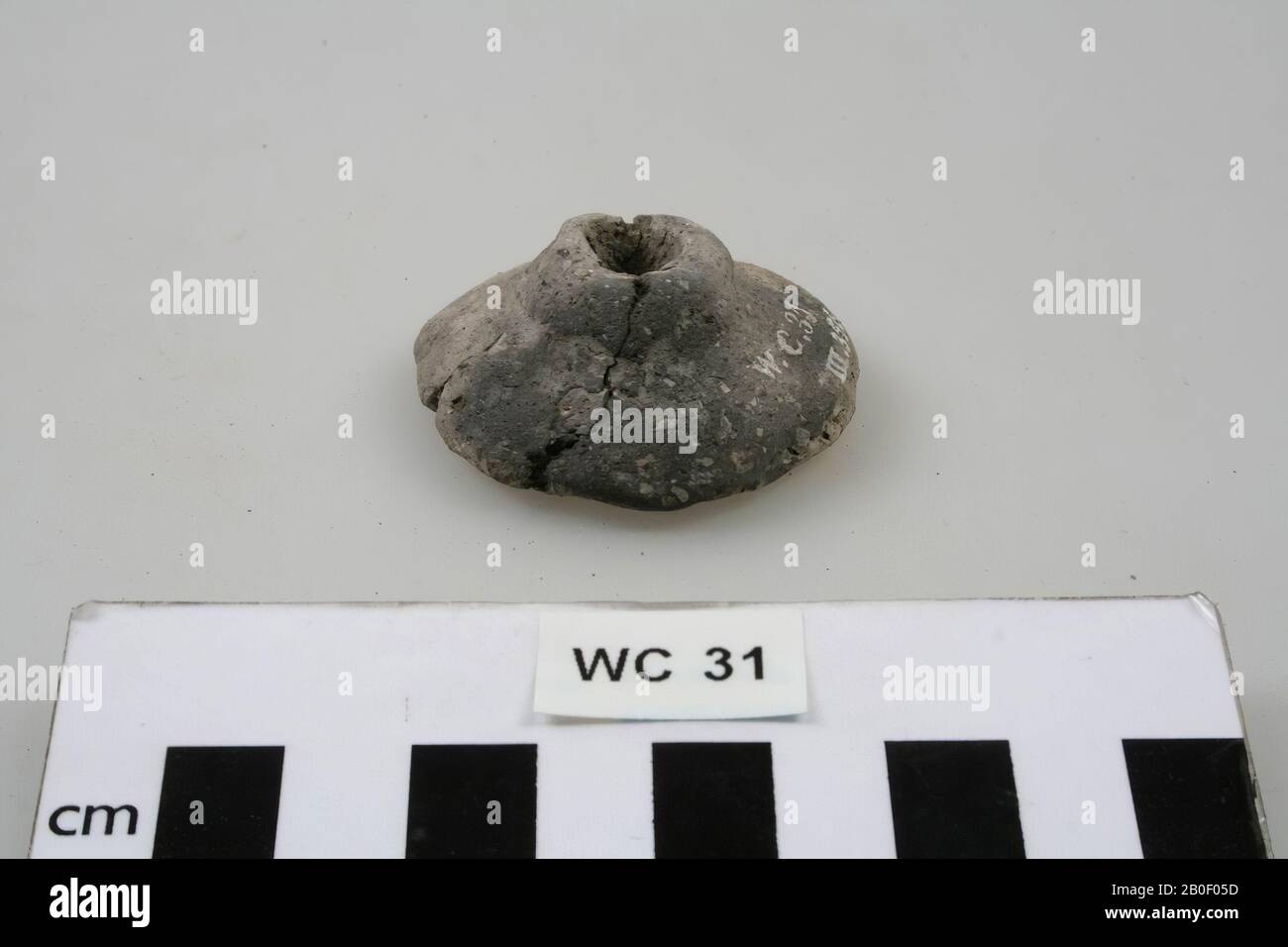 Un disco appiattito su un lato e l'altro convesso, centrato al centro, incollato, pietra ragno, terracotta, h: 1,5 cm, diam: 4,5 cm, Svizzera, ignoto, ignoto, Guance Foto Stock