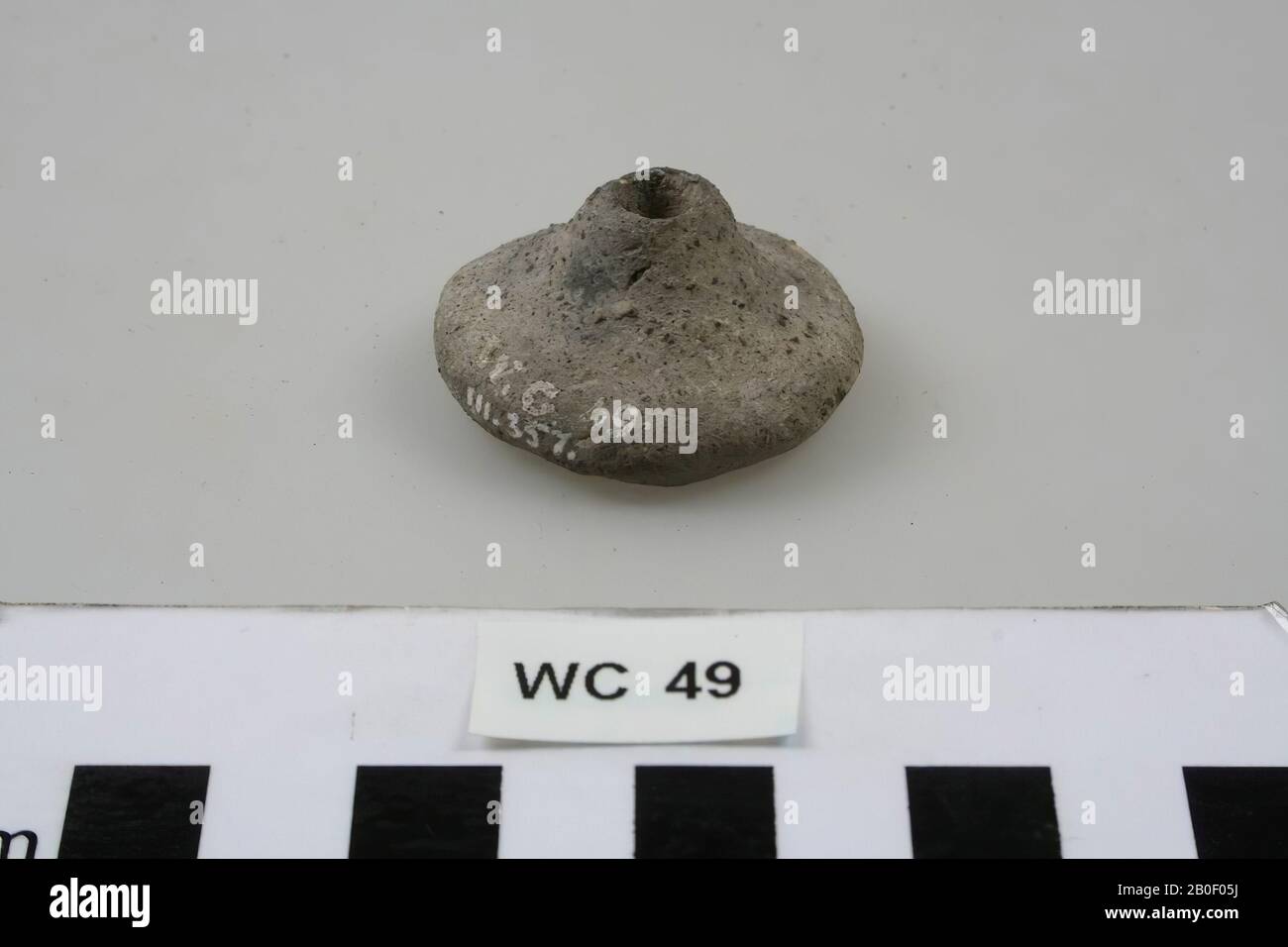 Una fetta, cava da un lato e l'altro lato cavo, forato al centro., pietra ragno, ceramica, h: 1,9 cm, diam: 3,9 cm, Svizzera, sconosciuto, sconosciuto, guance Foto Stock